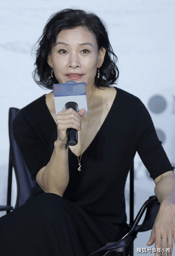 黑色|陈冲越老气场越大，烫了摩卡波波头短发穿黑色连衣裙，简约又优雅