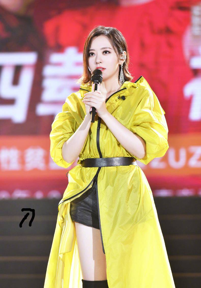 个性|“液体裤”早就过气了!现在流行张靓颖的“液体裙”,谁穿谁好看