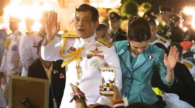 颜色|苏提达耐不住寂寞再晒恩爱照！执小风扇为泰王散热，穿蓝色贼明媚