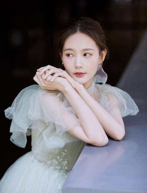 年拍|李一桐5年拍20部戏,合作邓伦等多位顶流,“不红体质”却最出圈