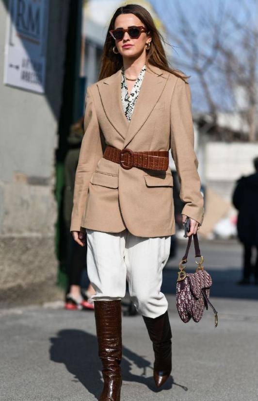 小白|辛芷蕾衣服品味在线,浅绿色西服搭配长裤走机场,高级干练