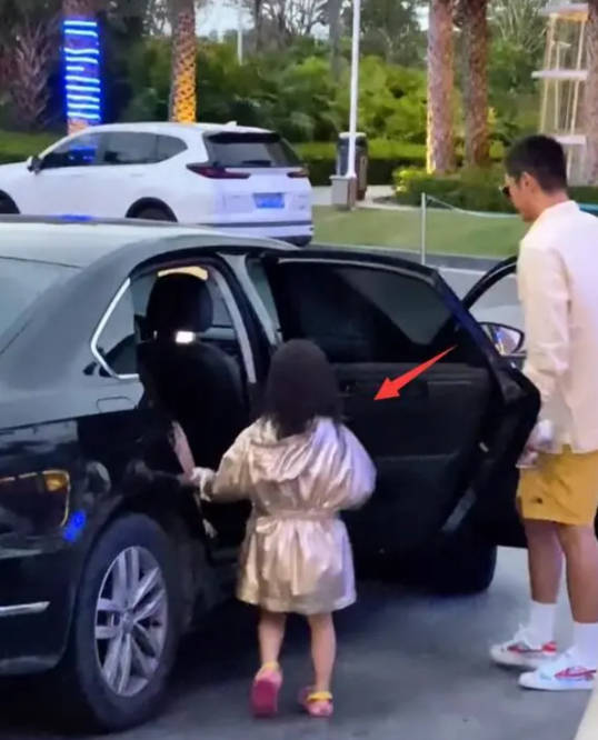 变化|杜江一家现身，嗯哼长高变化大，霍思燕再牵女孩现身二人模样神似