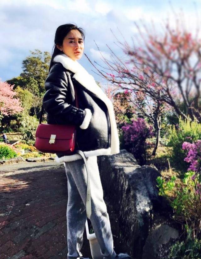 设计|张纪中太幸福！混血儿子给他洗脚，43岁女儿穿衣时髦大后妈4岁
