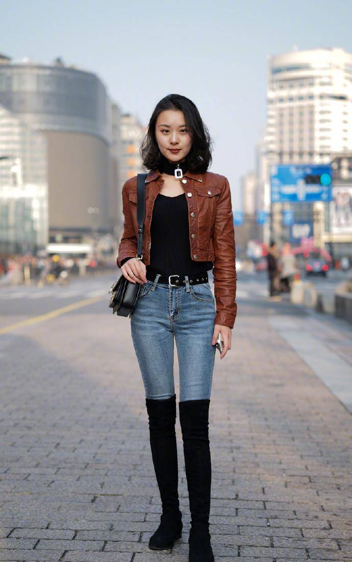 颜色|女人再懒也别总穿短靴出门，今年流行穿这双“靴子”，时髦显腿细