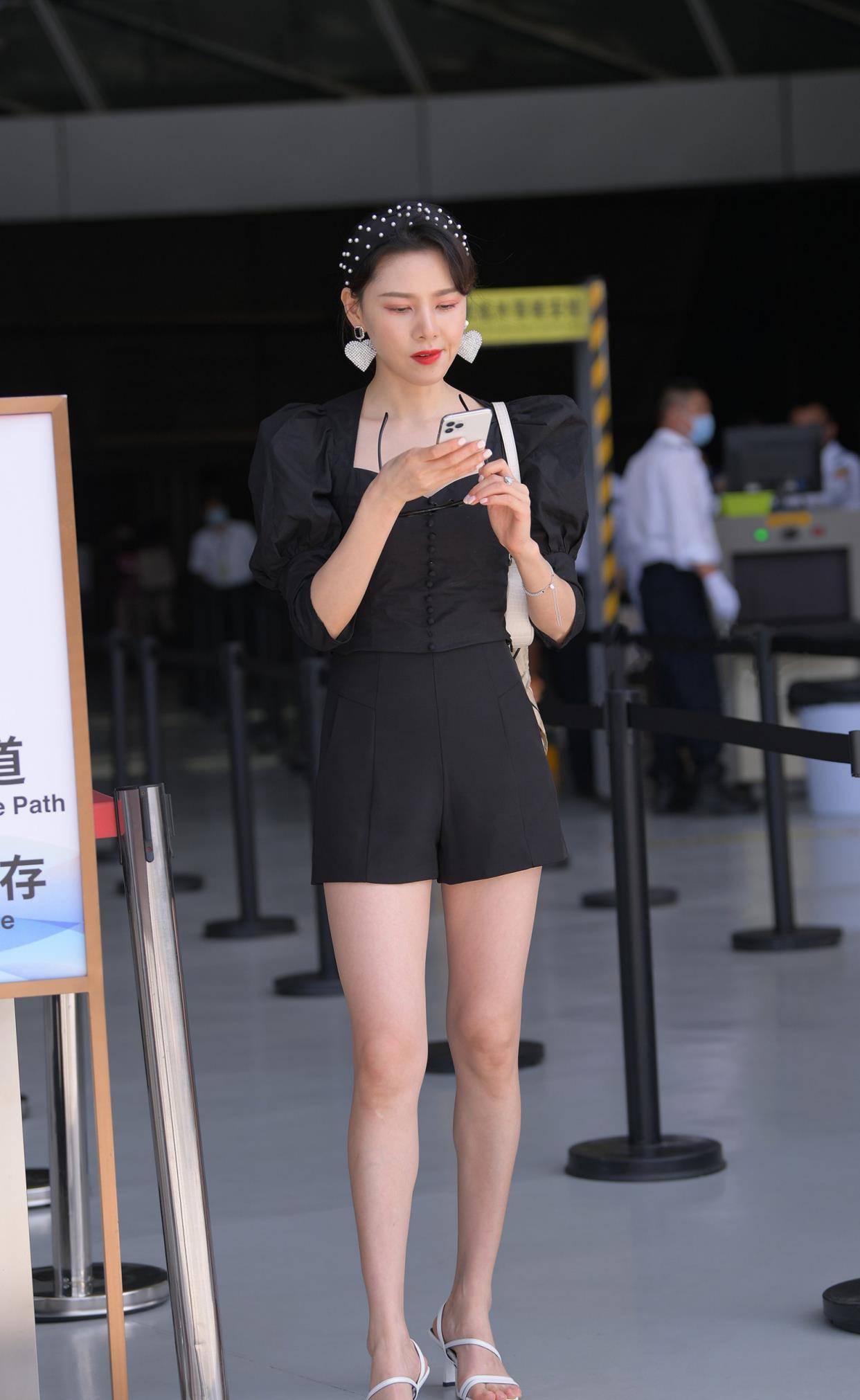 颜色|暖冬，美女用黑色方领泡泡袖上衣搭配黑色短裤，显高显瘦又时髦
