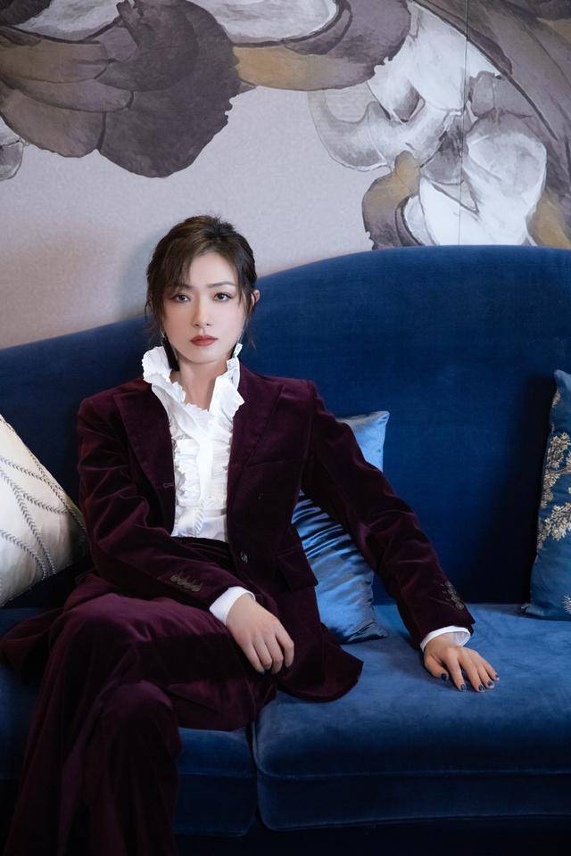 黑色|万茜是个“有品位”的人,一身黑色穿搭不显老,竟意外穿出高级感