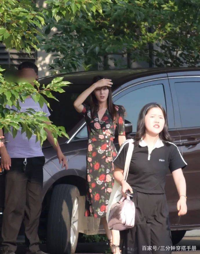 刘海|迪丽热巴太敢穿了吧！土俗配色+奶奶大花，真是有颜任性