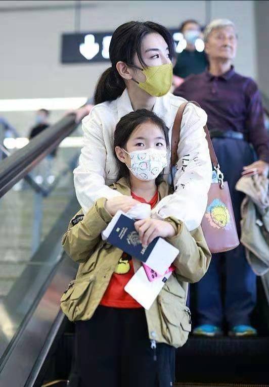 黄奕和|黄奕携女走机场，她打扮精致容光焕发，8岁女儿穿着随意显成熟