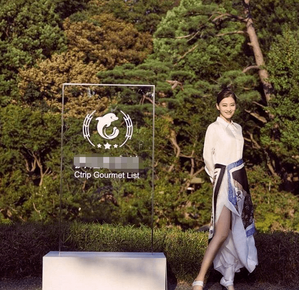 皮质|梅婷宝刀不老，难驾驭的直筒皮裙都能穿出贵妇感，中间开缝很个性