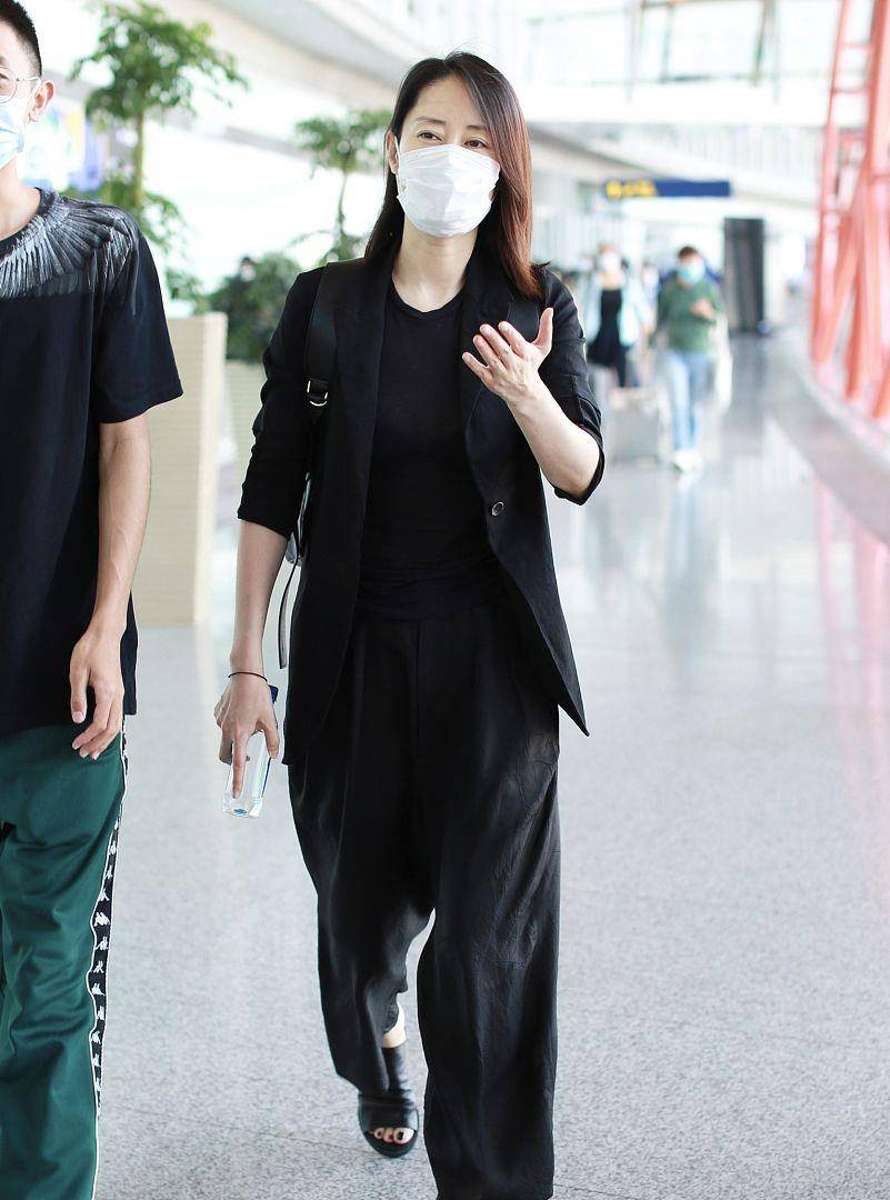 刘敏涛|女人40+开春别总“老一套”，学刘敏涛高级色叠穿法，减龄时髦