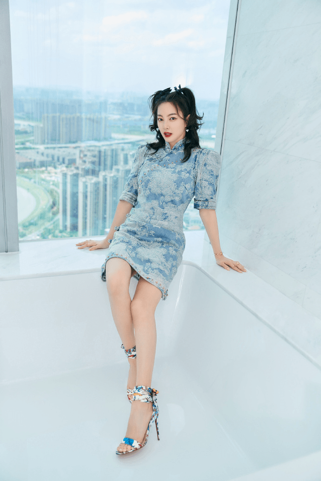 整体|张靓颖真是个“时髦精”，旗袍连体裤摩登洋气有气场，美得高调