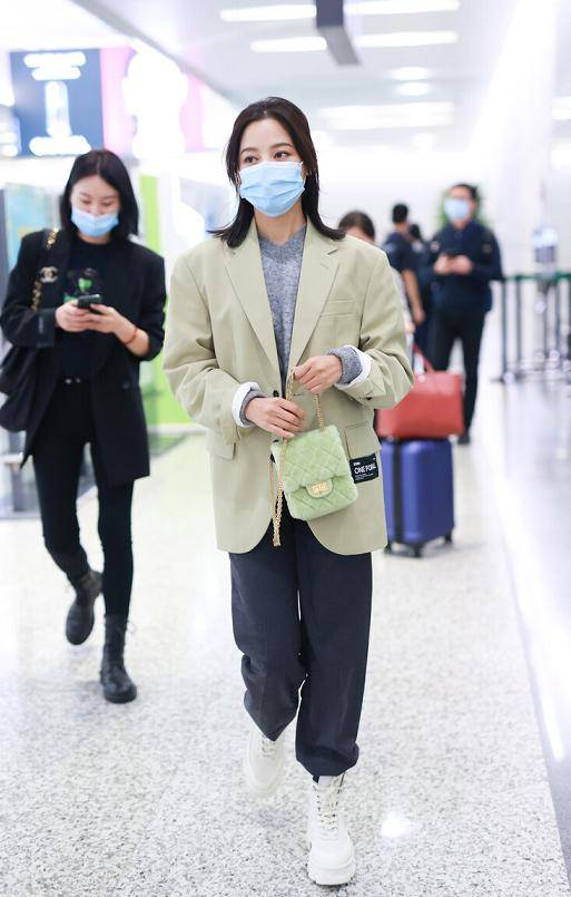 小白|辛芷蕾衣服品味在线,浅绿色西服搭配长裤走机场,高级干练