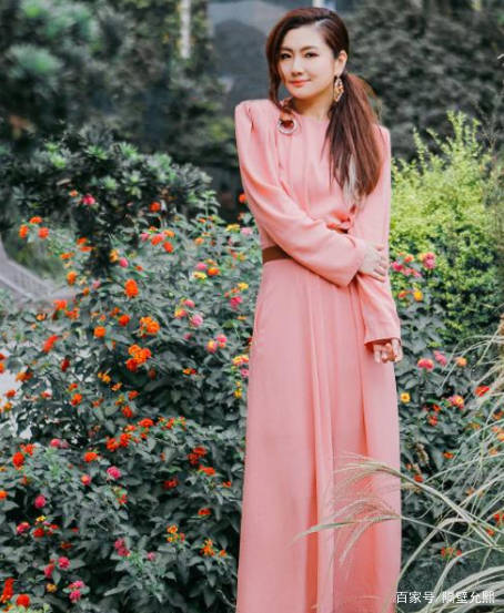 设计|任家萱变得更美了,穿一袭粉裙出场尽显少女感,根本不像是39岁