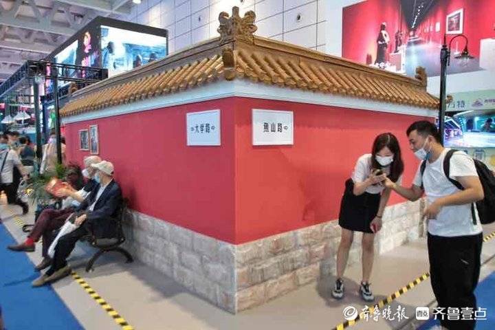 网红墙、乐队表演、精酿啤酒……文旅博览会青岛展区尽显时尚