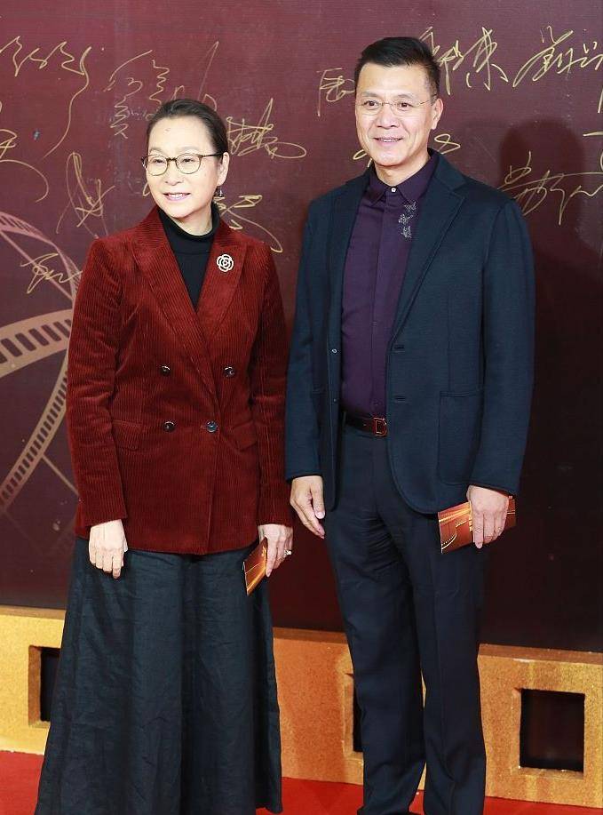 奚美娟|奚美娟老了柔和又时髦，把红色棉袄也穿得喜庆不俗，66岁气质惊艳
