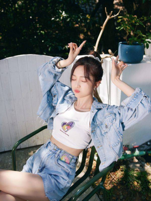 吴宣|吴宣仪综艺剧照释出，浅蓝色牛仔清新灵动，丸子头俏皮减龄