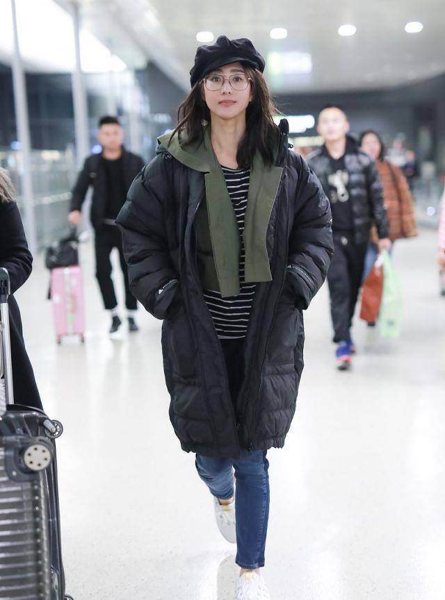 黑色|张柏芝张钧甯真会穿，把羽绒服和大衣穿得保暖时髦不俗，照穿洋气