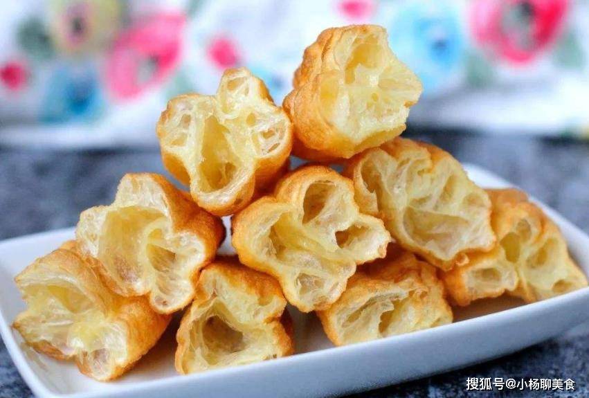 做法|早餐油条自己做,早起10分钟,就能炸一锅,根根空心,还酥脆