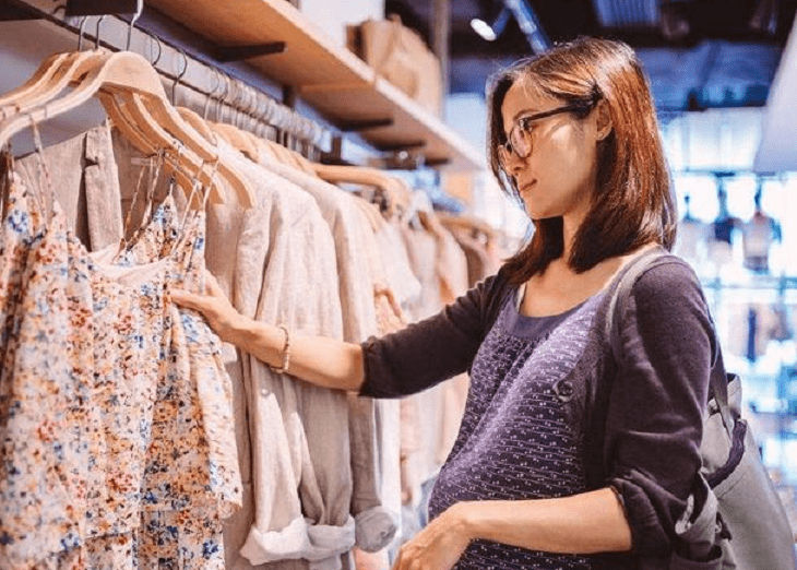 店家|逛街买衣服时，学会说这“4句话”，服装店老板一听，不敢坑你！