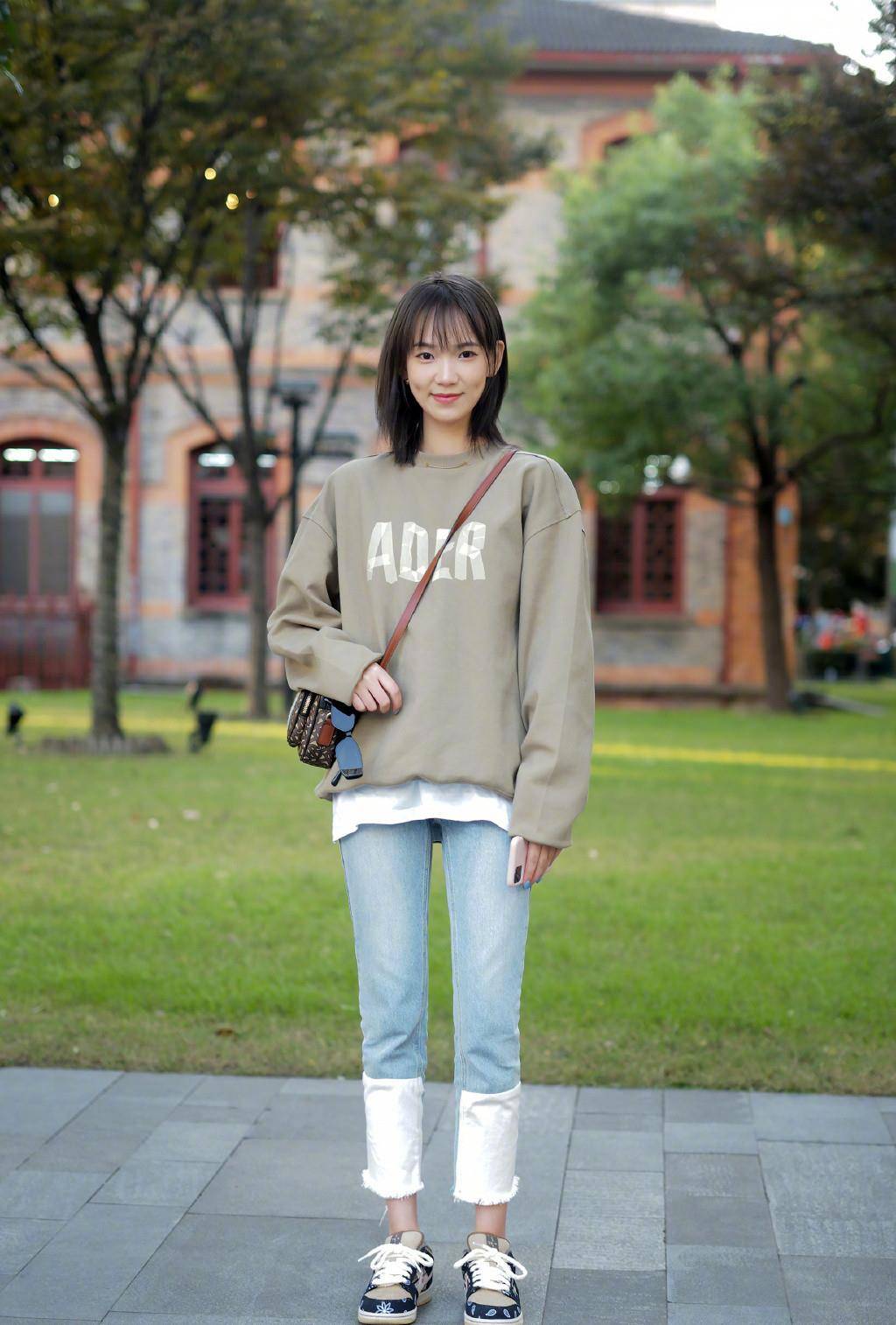 身材|早春穿卫衣，配哪条裤子更时髦？