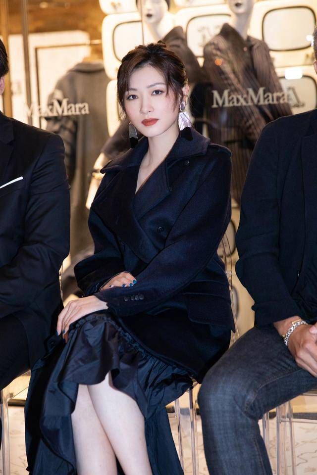 黑色|万茜是个“有品位”的人,一身黑色穿搭不显老,竟意外穿出高级感