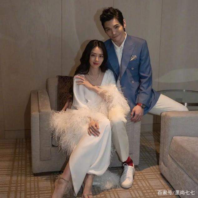 郭碧婷|郭碧婷产后穿衣保守，穿吊带还要内搭高领毛衣，勒出拜拜肉太真实