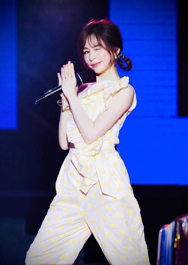 黑色|王心凌和杨丞琳同台,都穿黑白配没有年龄差距,减龄漂亮