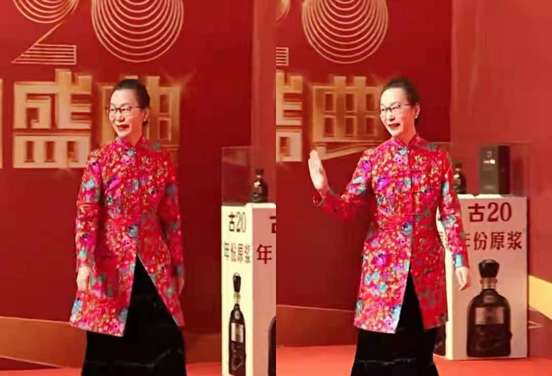 奚美娟|奚美娟老了柔和又时髦，把红色棉袄也穿得喜庆不俗，66岁气质惊艳