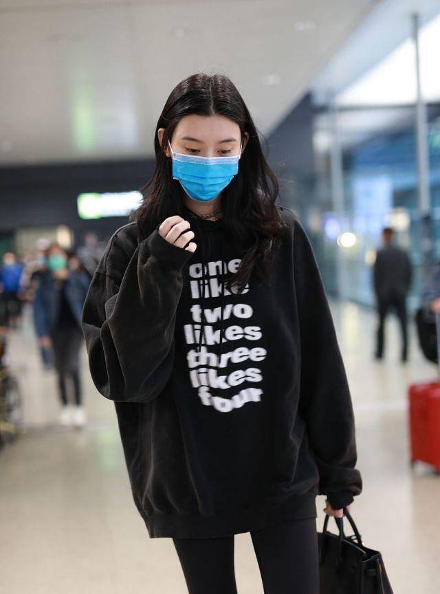 身材|奚梦瑶穿“男友风”卫衣好时髦，配黑裤长靴真显细长腿，太惊艳了
