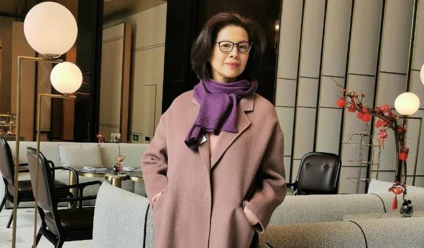 卷发|谁说老年人只能烫小卷？这几种大卷发型时髦减龄，也非常适合老人