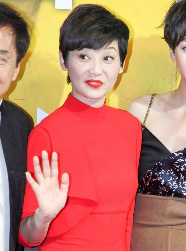设计|徐帆红毯造型真时髦，穿“丝绸”长衫好高雅，不对称设计显腿长