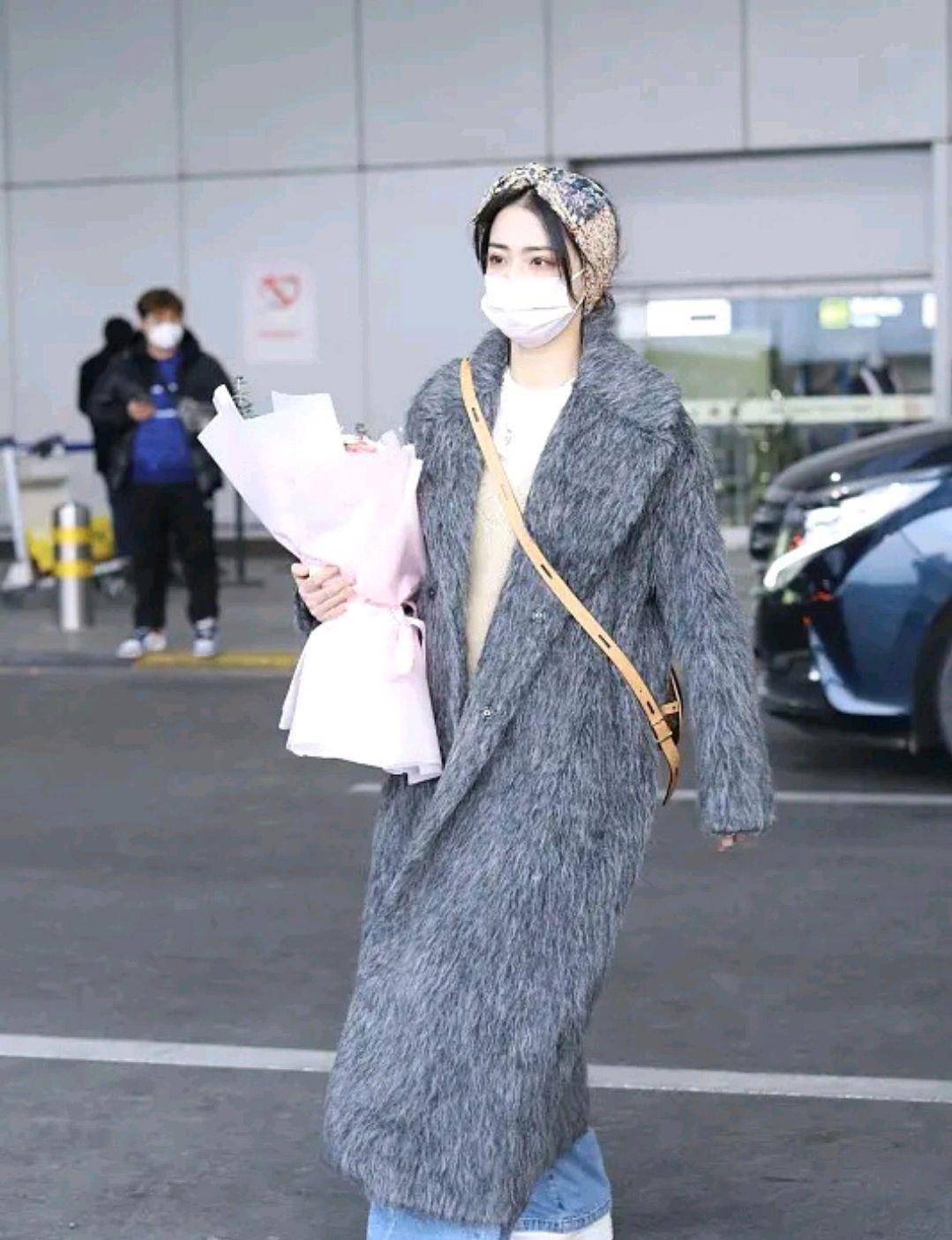 网友|徐璐时髦精身份隐藏不住了！穿灰色大衣走机场，发带更添精致魅力