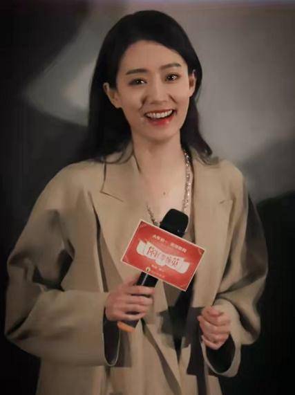 黑色|张小斐早春私服真好看，风衣+阔腿裤、毛衣+马丁靴，早春穿时髦