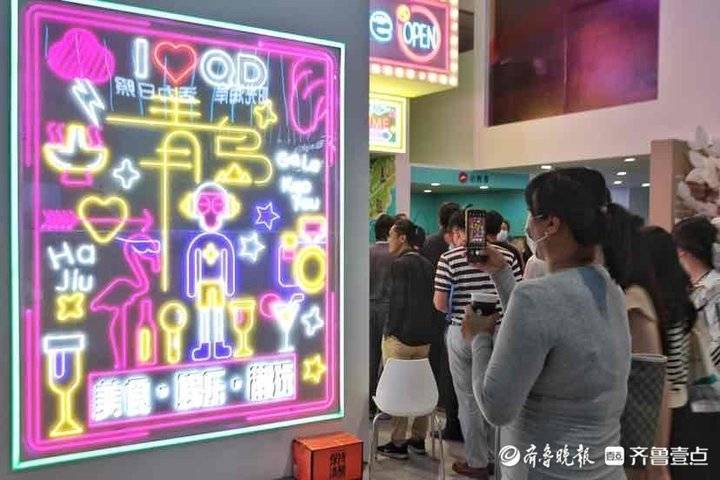 网红墙、乐队表演、精酿啤酒……文旅博览会青岛展区尽显时尚