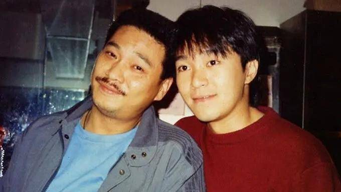 46岁于震晒近况回农村爬屋顶热情尬舞简陋瓦屋被传祖上是