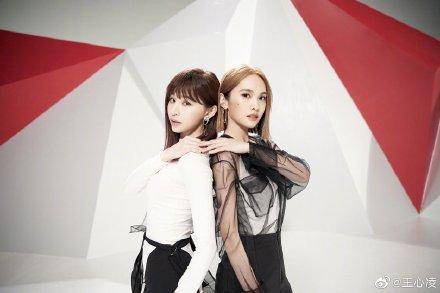 黑色|王心凌和杨丞琳同台，都穿黑白配没有年龄差距，减龄漂亮