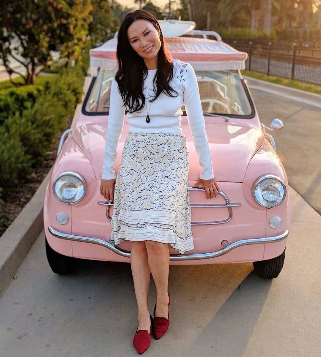 米色|邓文迪晒旅游照，荧光阔腿裤配蝴蝶上衣扮嫩，51岁比年轻人还敢穿