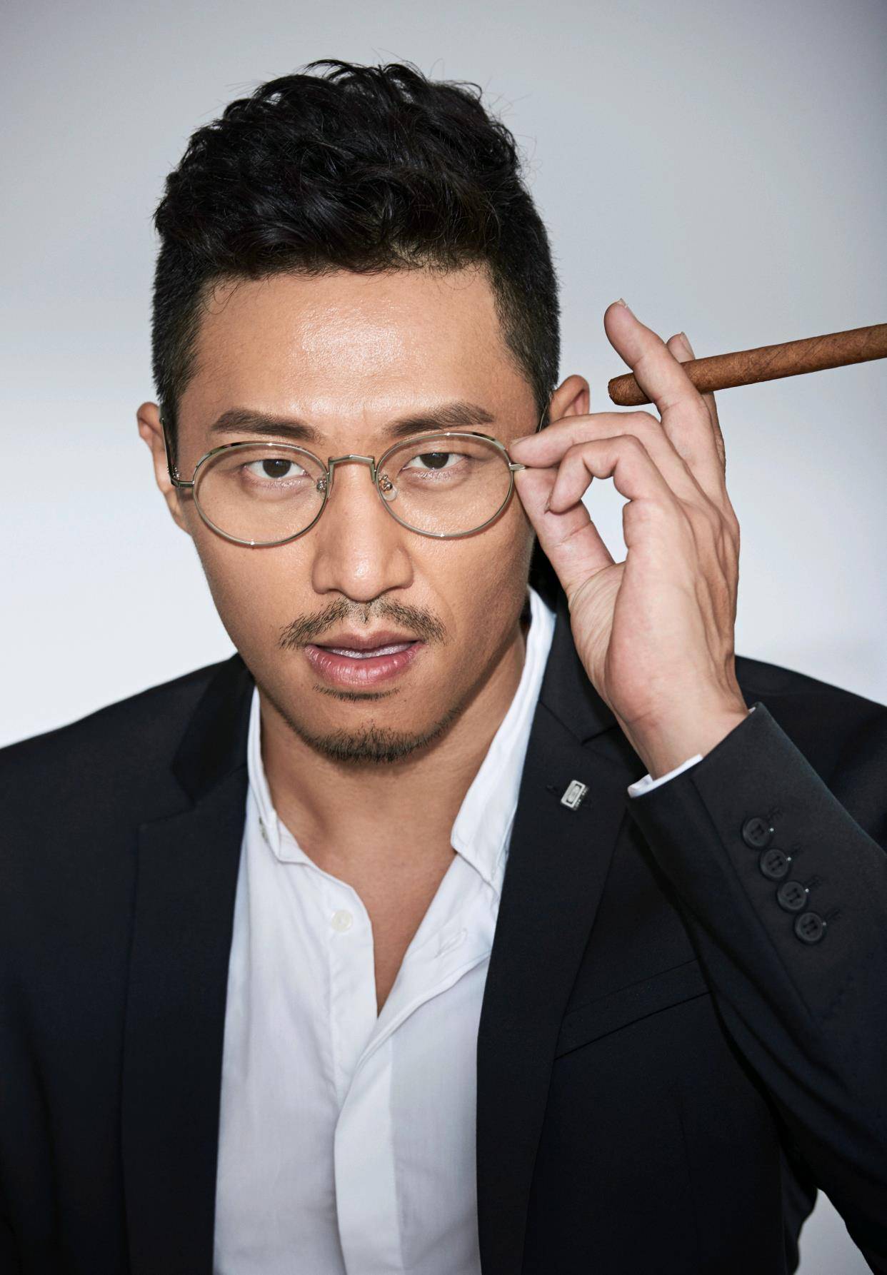 当过场记副导演,和段奕宏合作过10多次,他还是《双探》的白石舟_郑楚