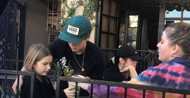 罗密欧|贝克汉姆三儿女出街,小七发福的双腿把短裤撑满,颜值却依旧能打