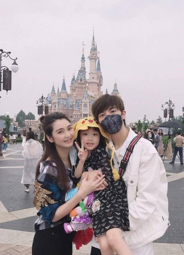洪欣|张丹峰夫妇合体!穿4百块卫衣太时髦,洪欣穿红衣搂6岁女儿真美