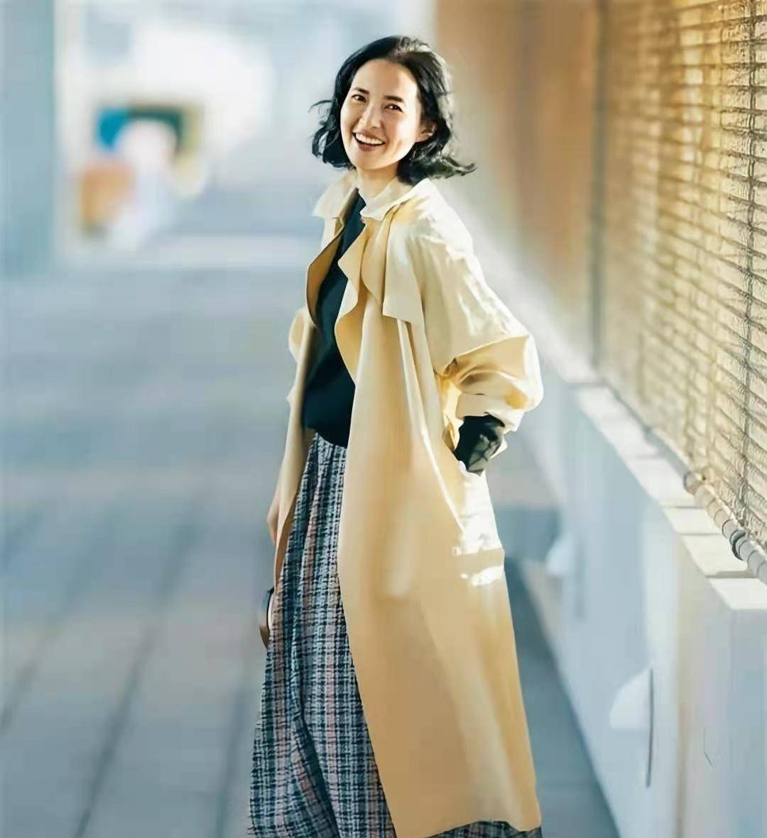 大气|女人一过50岁，穿衣尽量别太“艳”，想时髦又大气，这三款适合