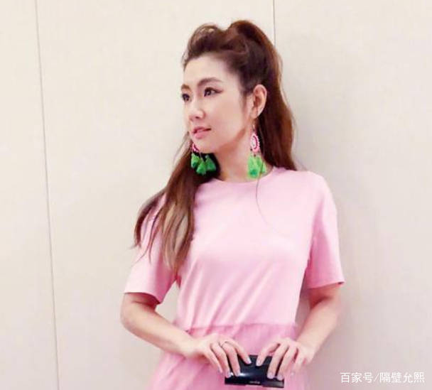 设计|任家萱变得更美了,穿一袭粉裙出场尽显少女感,根本不像是39岁