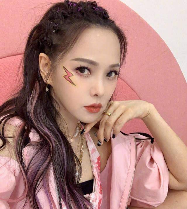 发型|女人年过50，留什么发型显年轻？试试这几款，优雅大气还时髦