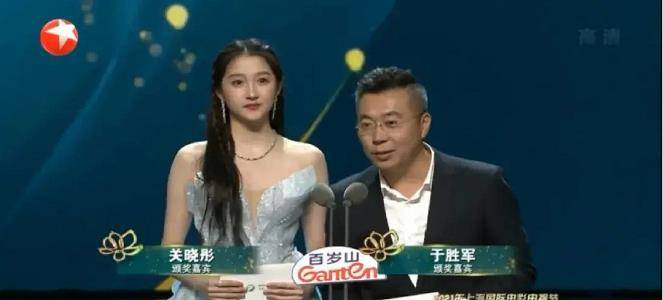 才艺|关晓彤:不拼演技拼才艺,白玉兰奖晚会上大秀主持唱歌舞蹈基本功