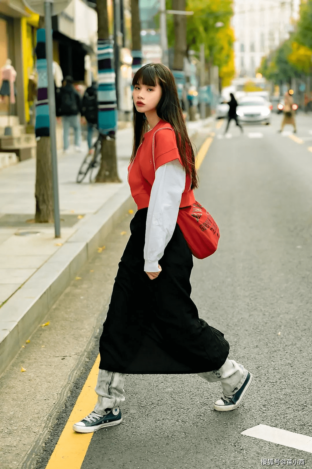 能够帮助|别穿大一号了，今年流行“上短下长”法则，轻松打造逆天大长腿！