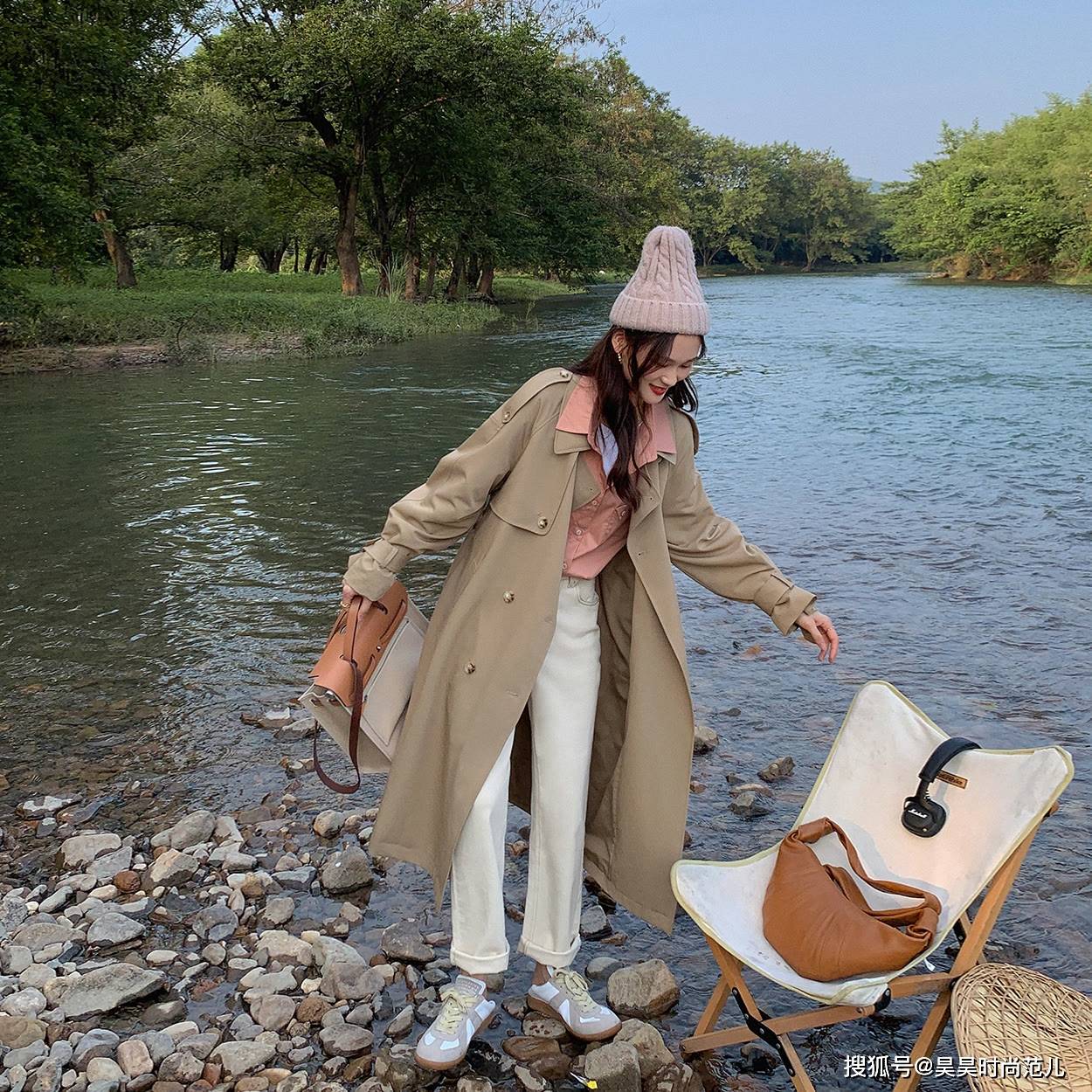 女孩子|秋天来了天气微凉，在穿搭风衣的时候，除了搭配裙子还能这样穿