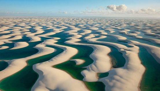 世界上最奇特的沙漠，茫茫一片都是白沙，雨季鱼虾遍地成群