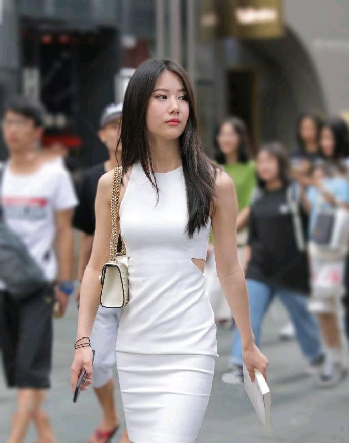 身材苗条|邻家美女,一袭白裙,落落大方的美
