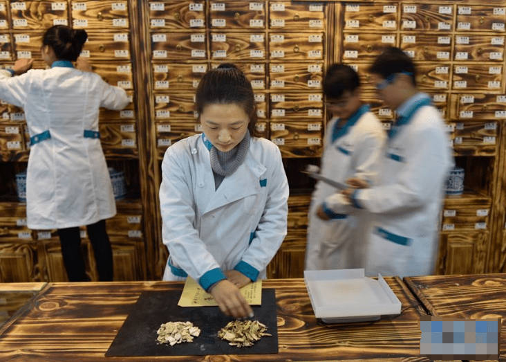 中医老师给女同学"号脉",本以为是开玩笑,没想到笑容逐渐消失_专业