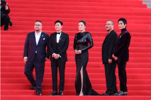 黑色|四位女星变身“黑天鹅”走红毯，巩俐气场难挡，白百合款式寓意深